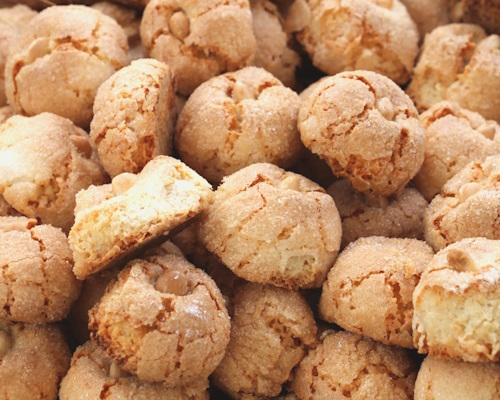 Amaretti artigianali cotti in forno a legna