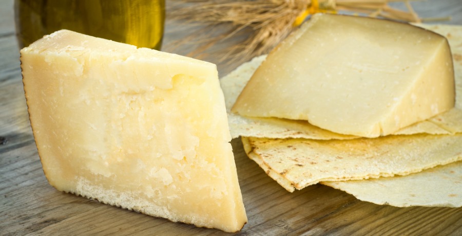 Pecorino Sardo e pane Carasau